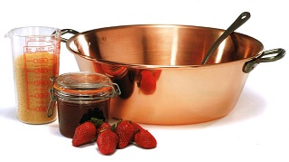 Marmeladentopf aus Kupfer und Erdbeeren